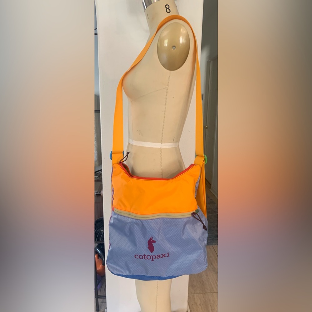 Cotopaxi nylon messenger bag / backpack. Like new, used once.